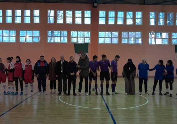 Remise de trophée à l’équipe féminine de football de la Cité universitaire de Batna 2 lors du tournoi des régions Est 1